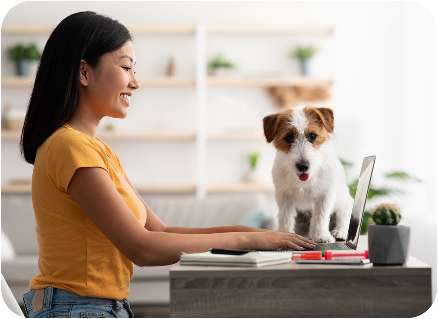 Personne travaillant sur son ordinateur accompagné de son chien